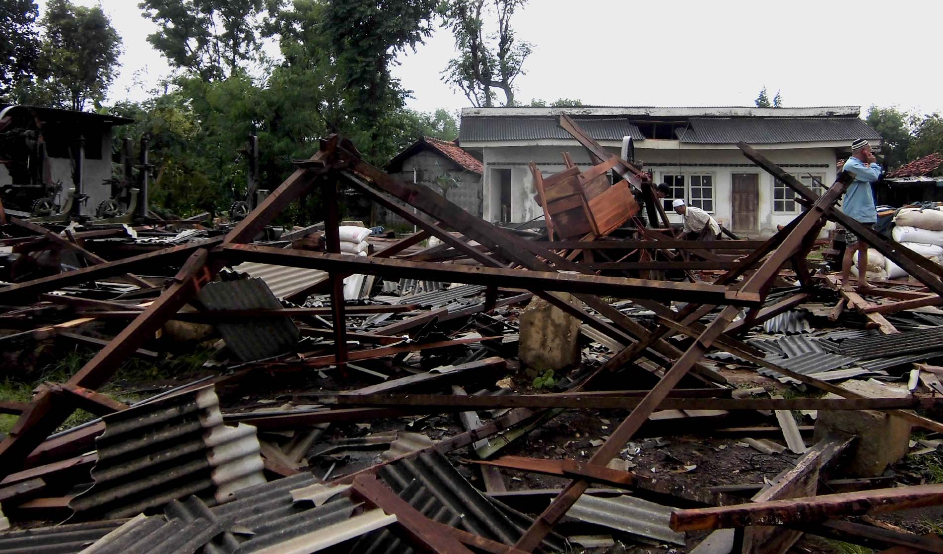 Sedikitnya dua rumah ambruk dan lebih dari seratus bangunan lain nya rusak parah dan ringan akibat angin kencang di Pamekasan, Jawa Timur.