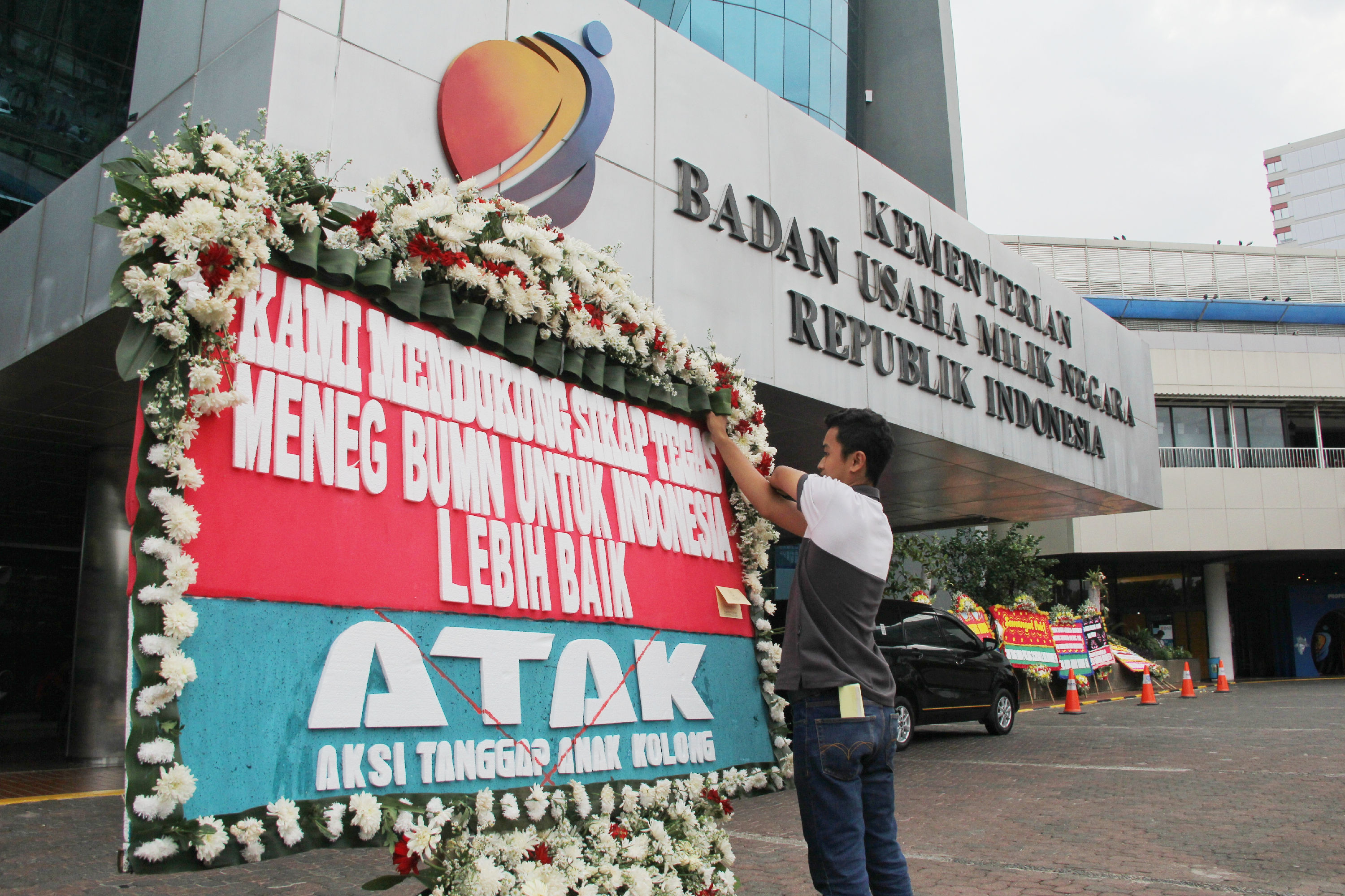 Karangan bunga di Kantor Kementerian BUMN sebagai bentuk dukungan bersih-bersih BUMN