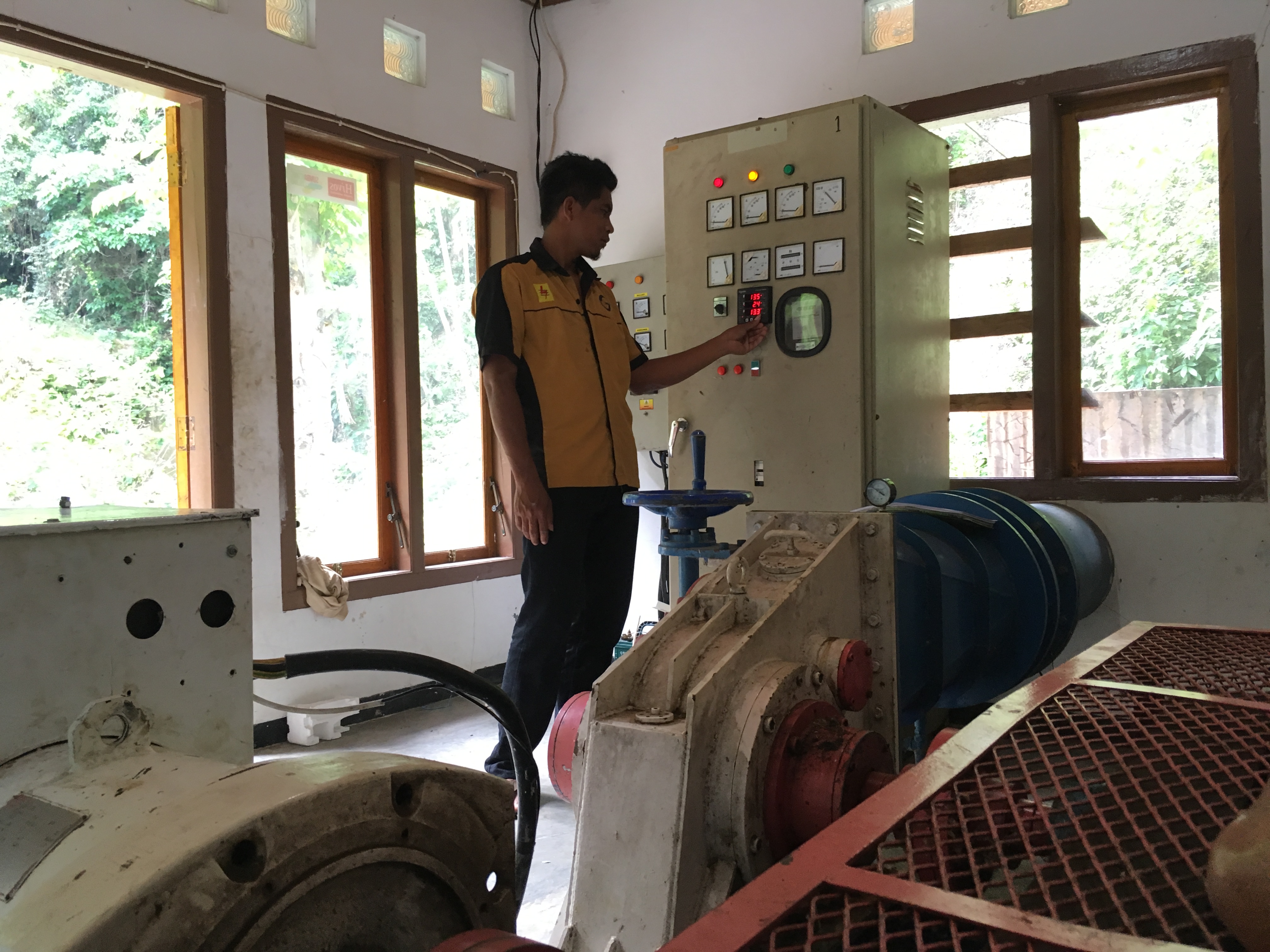 Petugas mengecek panel instrumen Pembangkit Listrik Tenaga Mikro Hidro (PLTMH) Mbakuhau, Kemanggih, Sumba Timur,NTT