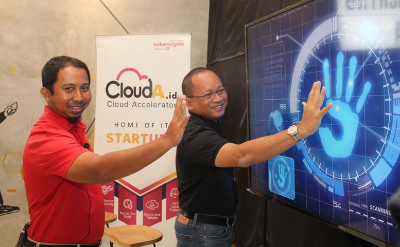 Sihmirmo Adi, CEO Telkomsigma (kanan) dan VP Cloud Development & Solution Telkomsigna Arif Rosy (kiri).
