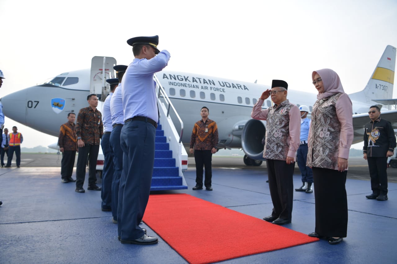 Wapres Ma'ruf Amim didampingi Wury Ma'ruf Amin di Lanud Halim Perdanakusuma Jakarta, bertolak ke Banjarbaru, Kalimantan Selatan, hari ini.