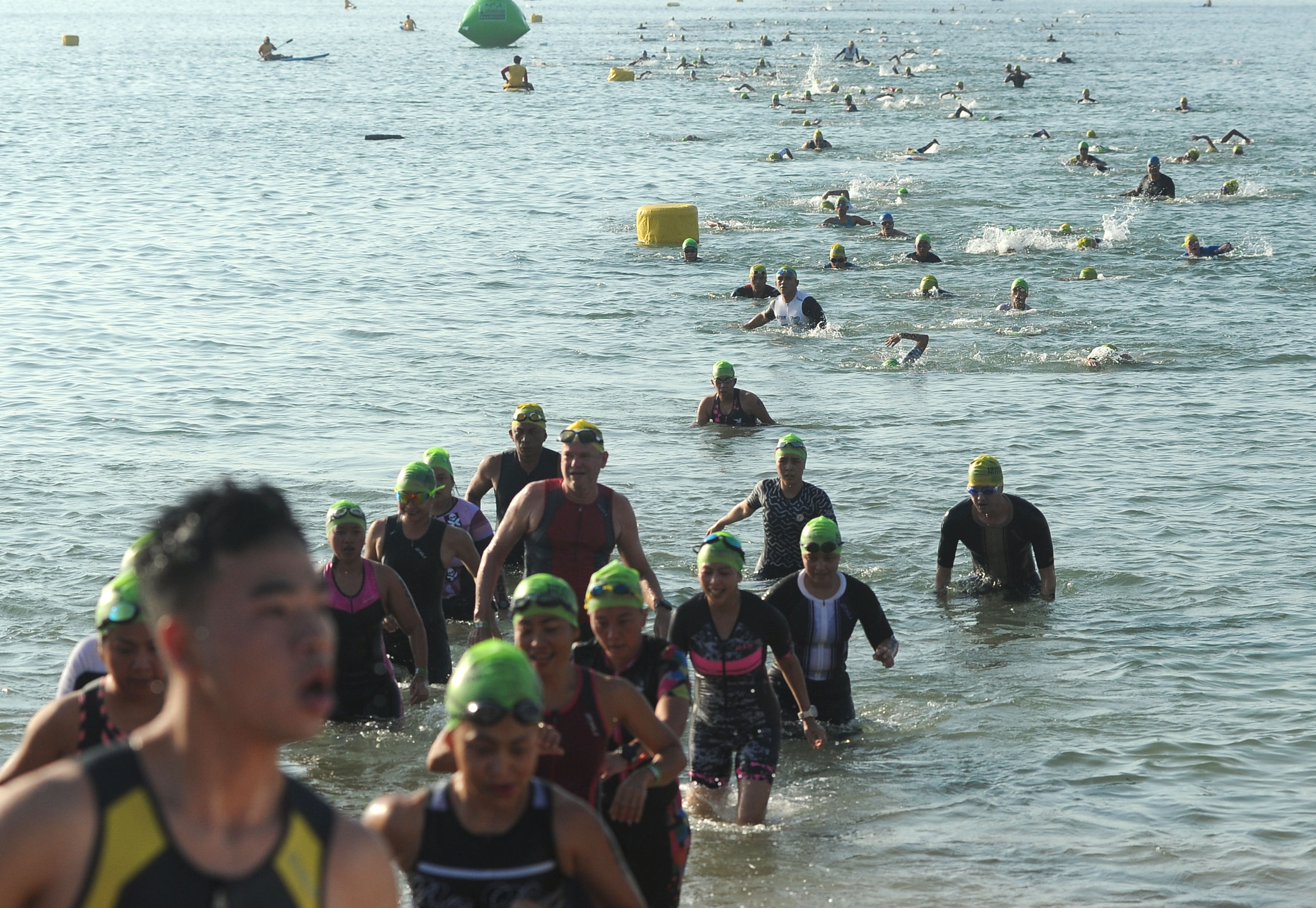 Sejumlah atlet Triathlon memacu kecepatan