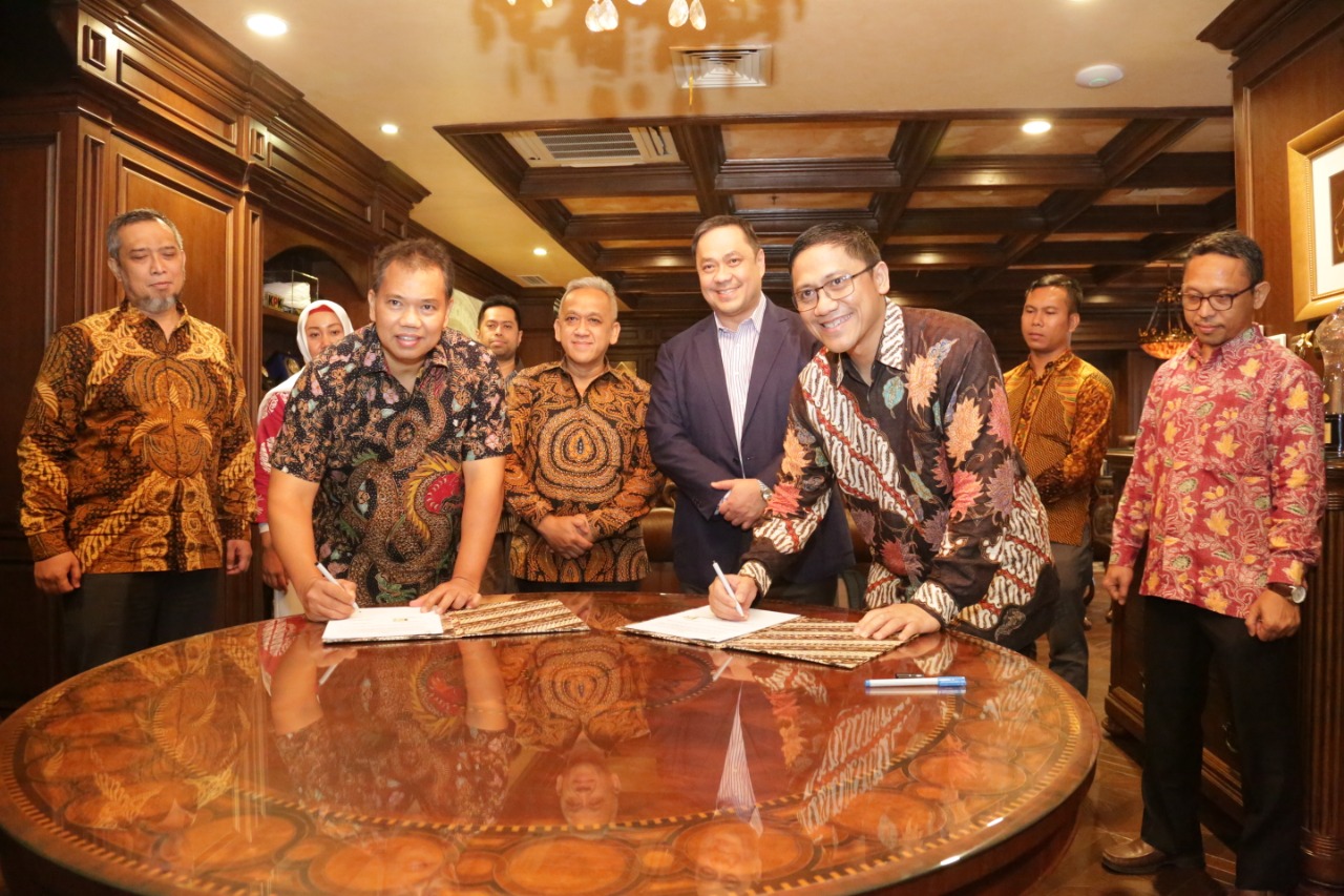 Penandatanganan memorandum of collaboration pengembangan SDM antara Jasa TIrta II dan ESQ Leadership Center, Sabtu (21/12).