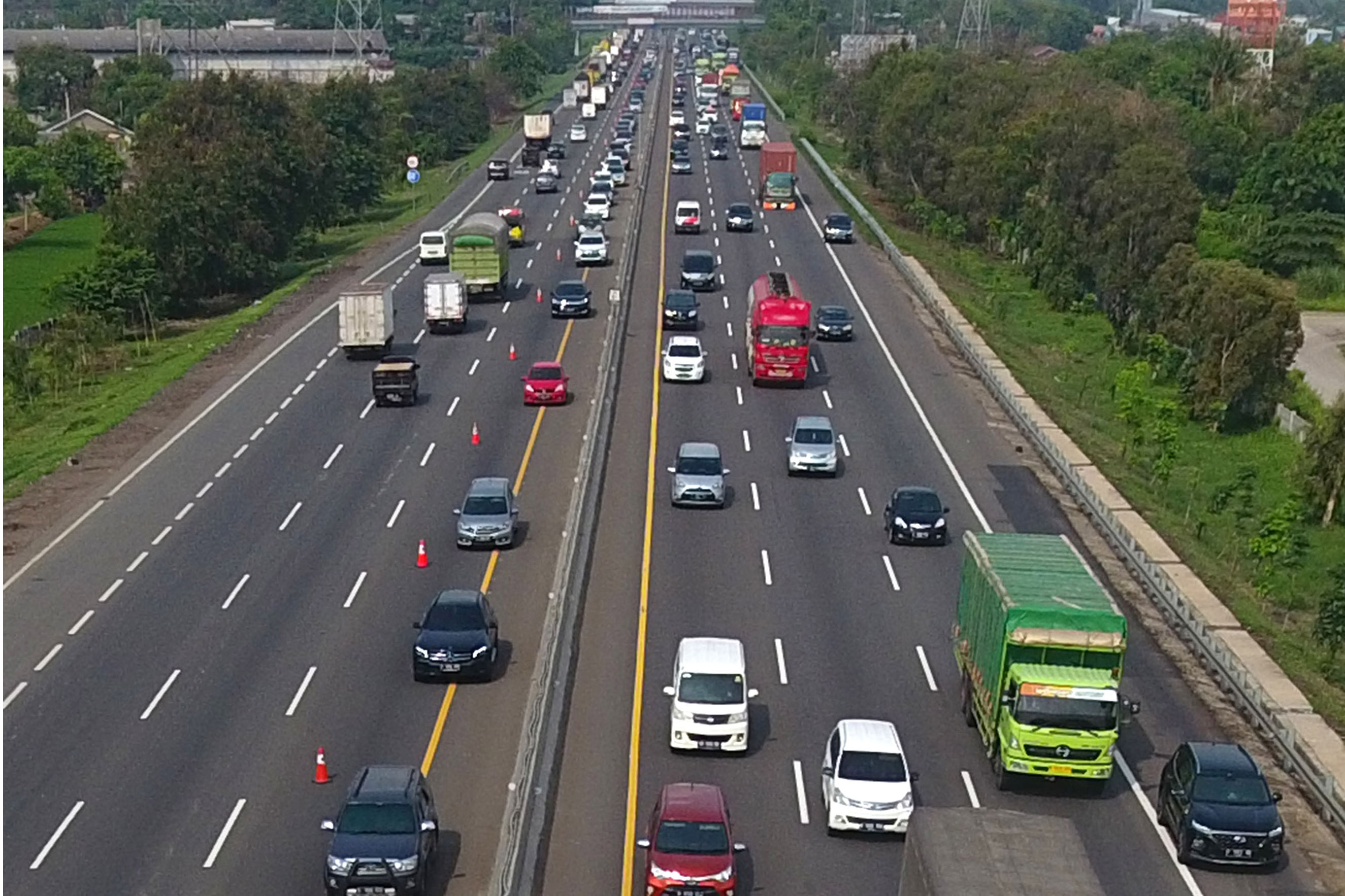 Foto udara sejumlah kendaraan melintas di jalur 'contraflow' Tol Jakarta-Cikampek KM 51, Karawang Timur, Karawang, Jabar, Selasa (24/12).