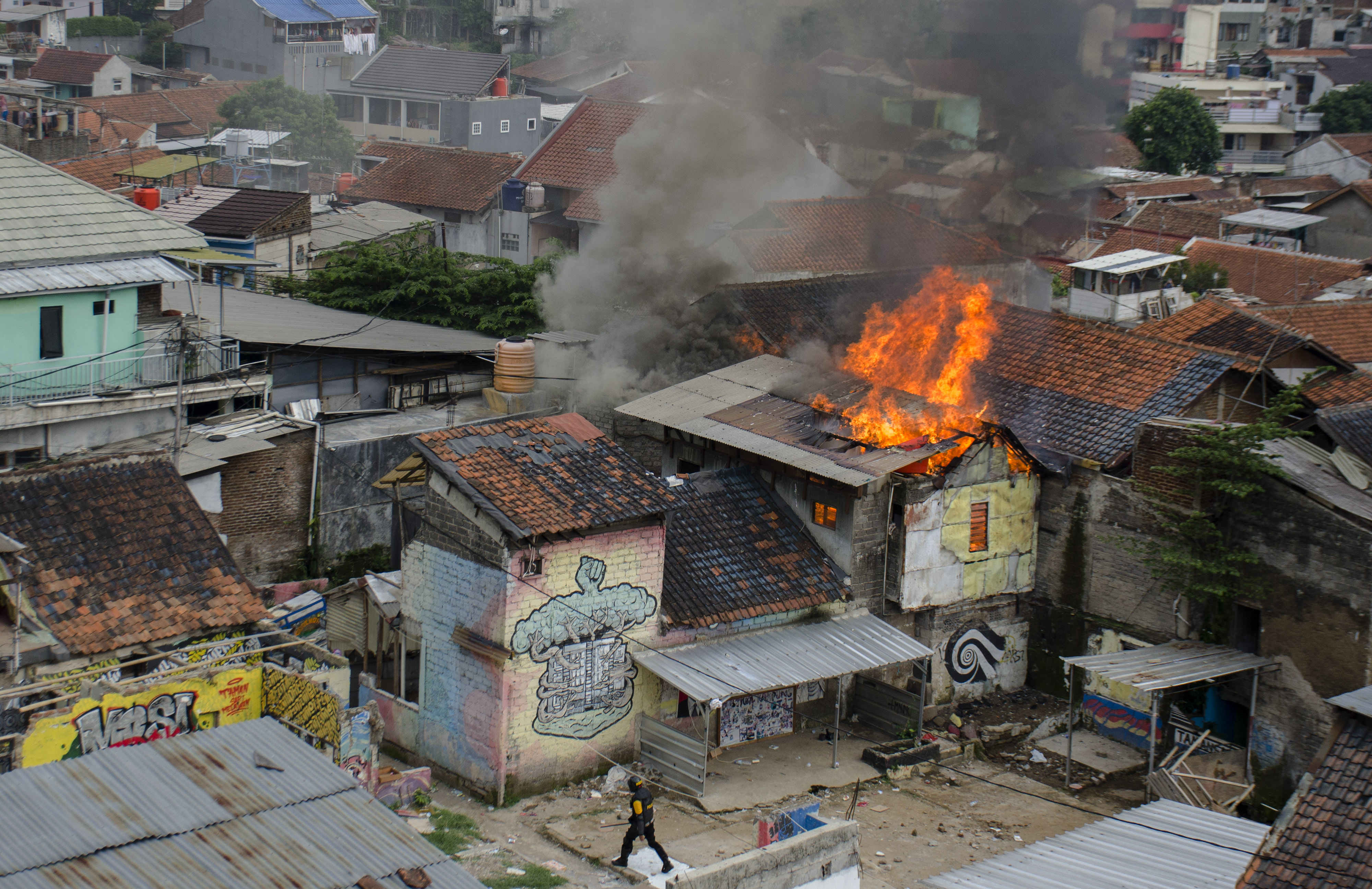Satu rumah terbakar saat proses pengosongan lahan di Tamansari Bandung