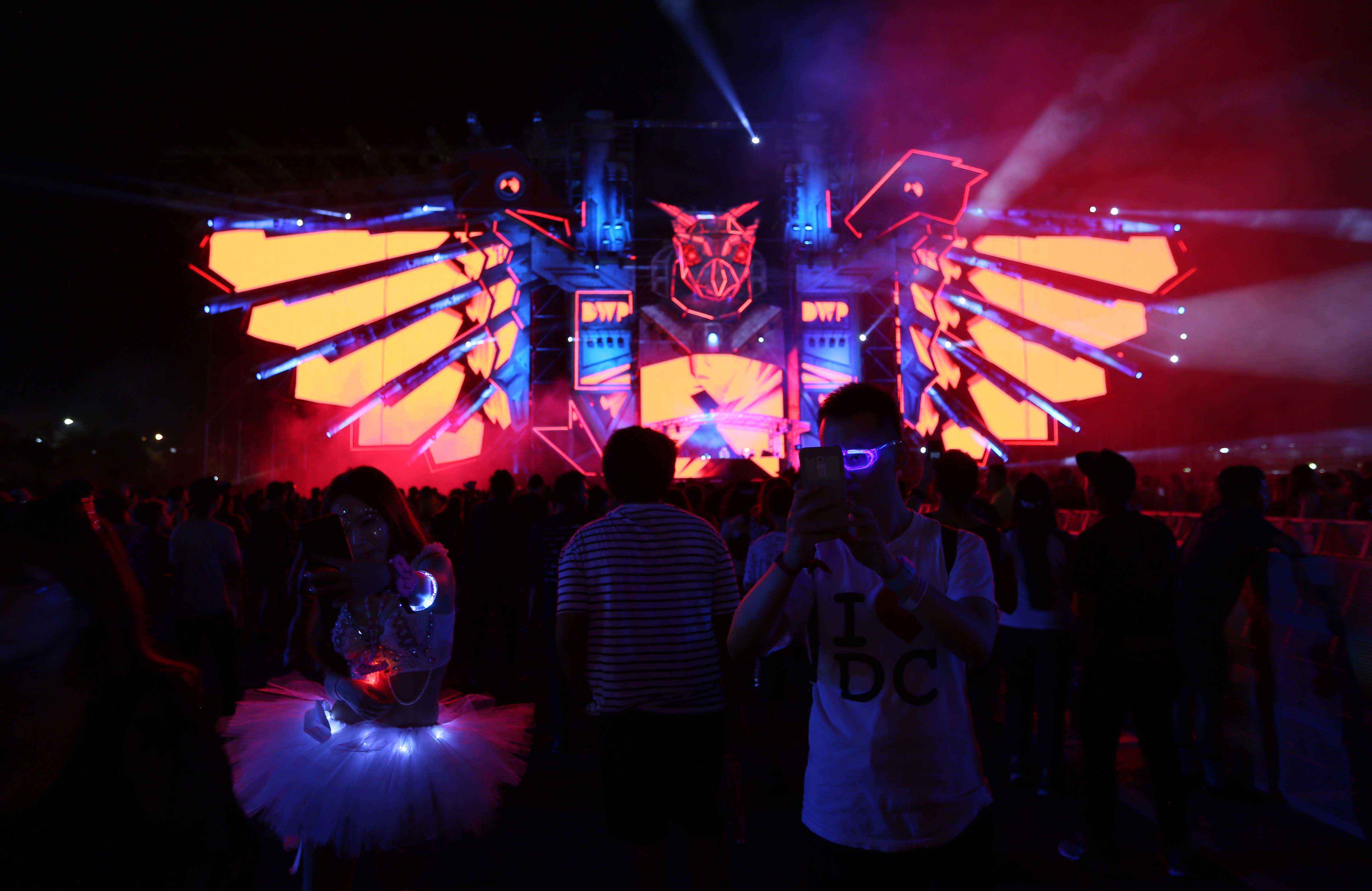 Pengunjung Djakarta Warehouse Project (DWP) 2017 di JIExpo Kemayoran, Jakarta.