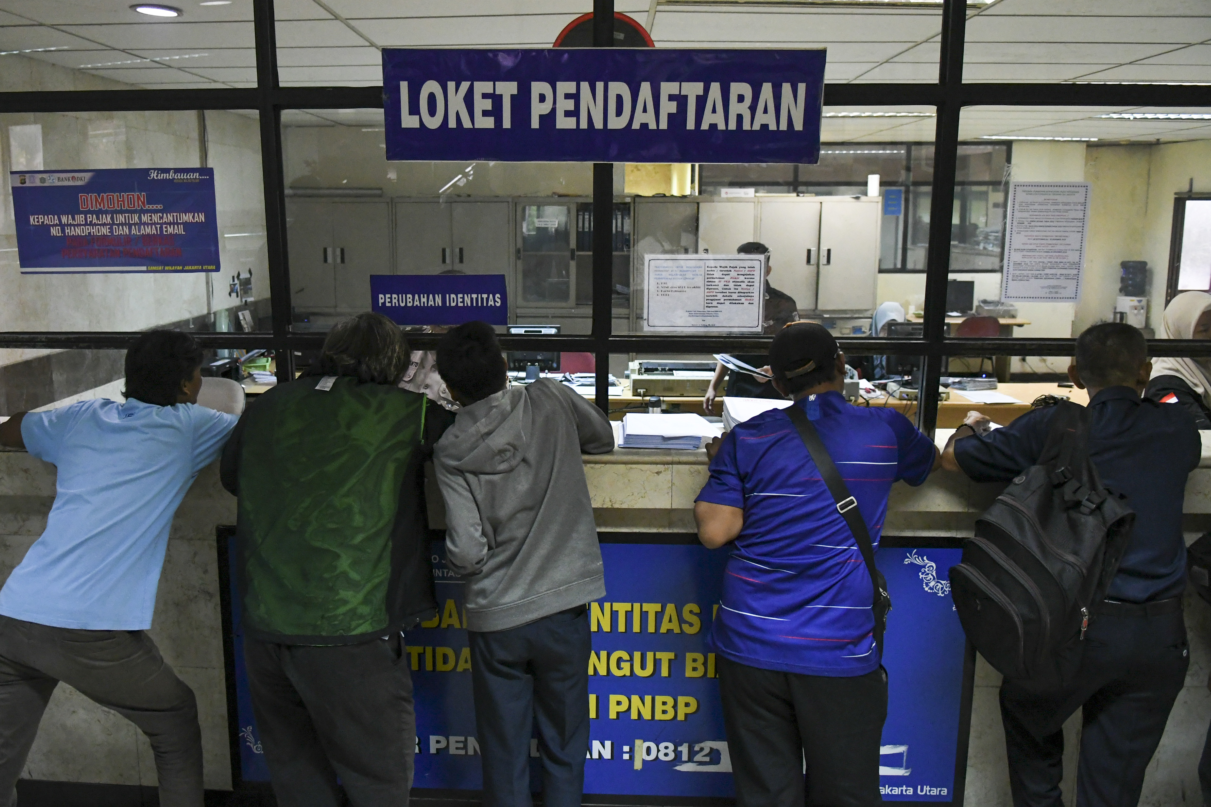  Sejumlah wajib pajak mengurus perubahan Bea Balik Nama Kendaraan Bermotor (BBNKB) di kantor Samsat.