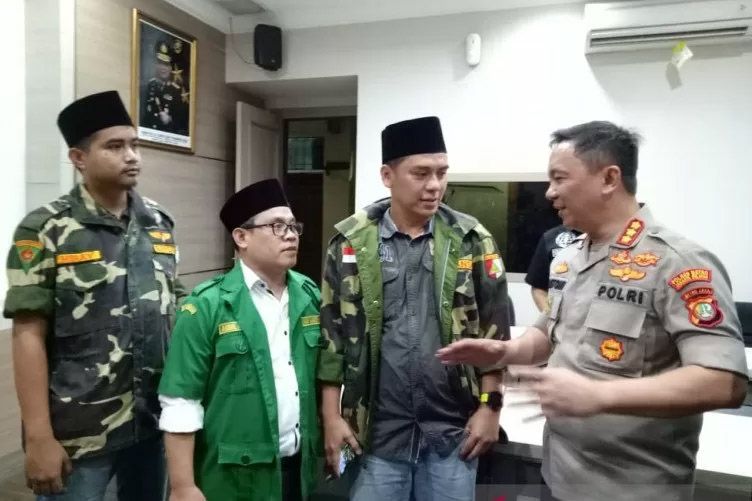 Kapolres Jaksel Kombes Bastoni Purnama (kanan) bersama pengurus Pemuda Ansor pascapelaporan kasus persekusi terhadap anggota Banser NU.