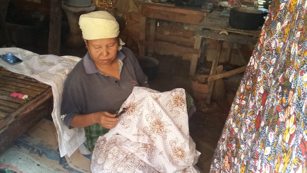 Samsiyah membatik dengan bermotifkan perahu dan ombak, yang tidak lazim digunakan sebagai motif batik di Madura.
