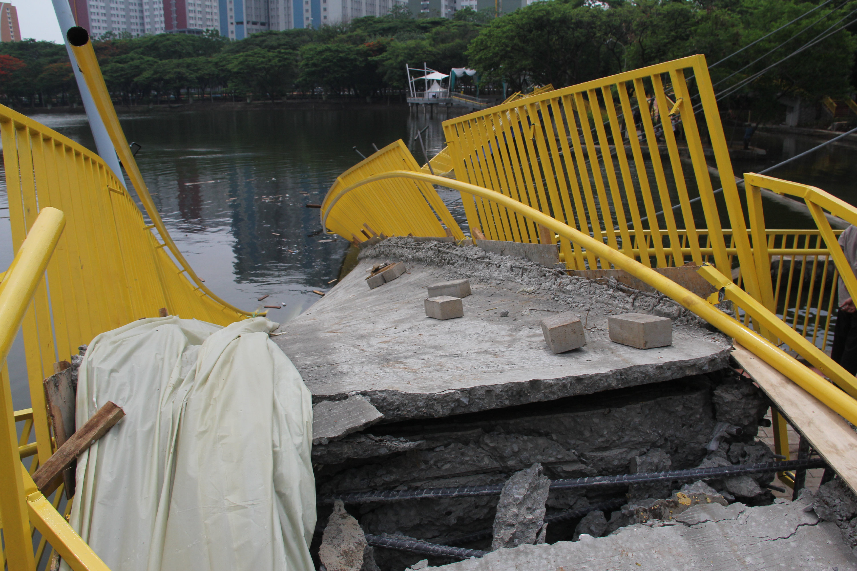 Polisi telah memeriksa dua perusahaan yang menangani ambruknya jembatan lengkung di Hutan Kemayoran Jakarta Utara.