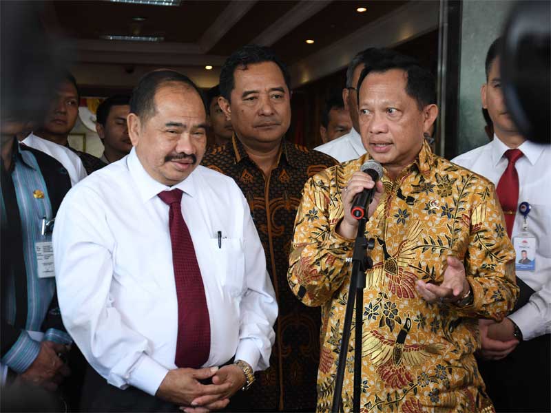 Mendagri Tito Karnavian bersama Kepala Pusat Pelaporan Analisis dan Transaksi Keuangan (PPATK) Kiagus Ahmad Badaruddin (kiri) 