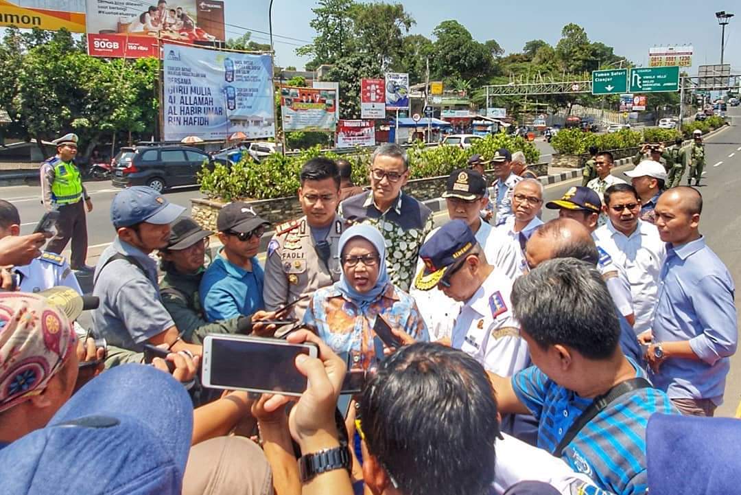 Bupati Bogor Ade Yasin memberi penjelasan kepada awak media di Cibinong, Bogor, Kamis (26/12).
