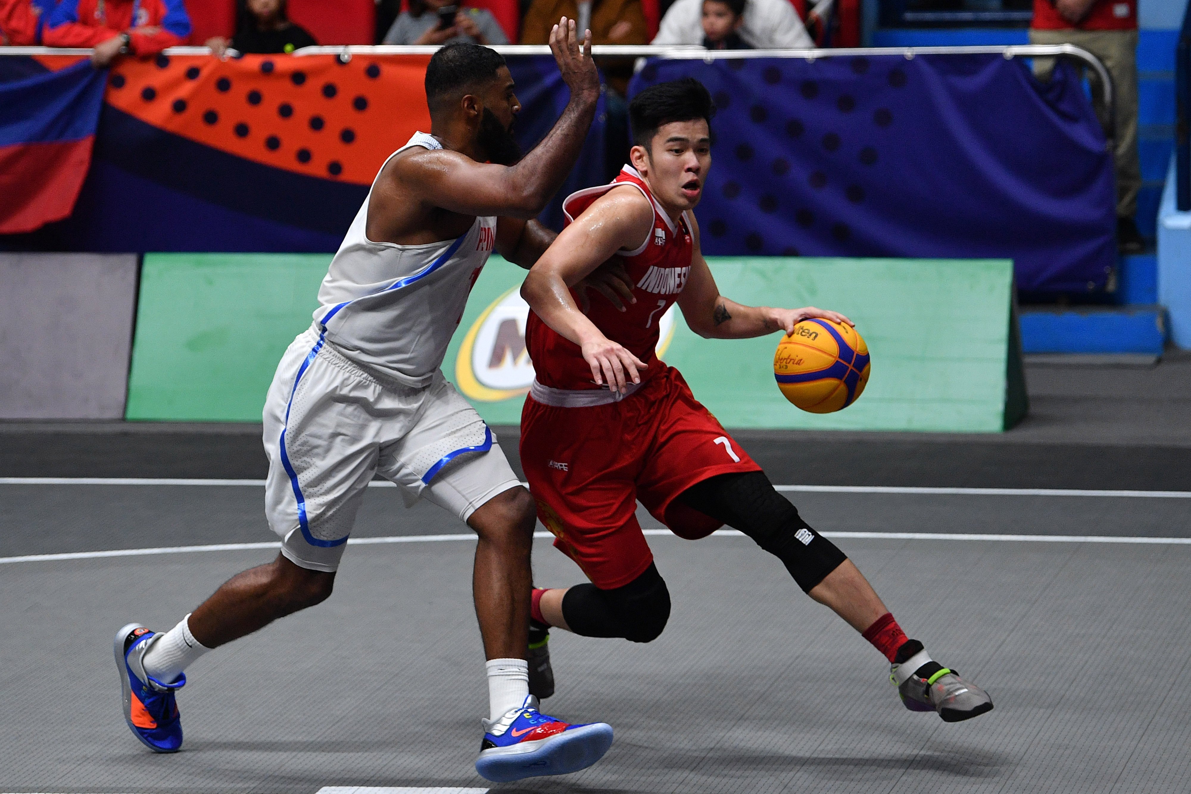 Rivaldo Tandra Pangesthio (kanan) berusaha melewati pemain Filipina