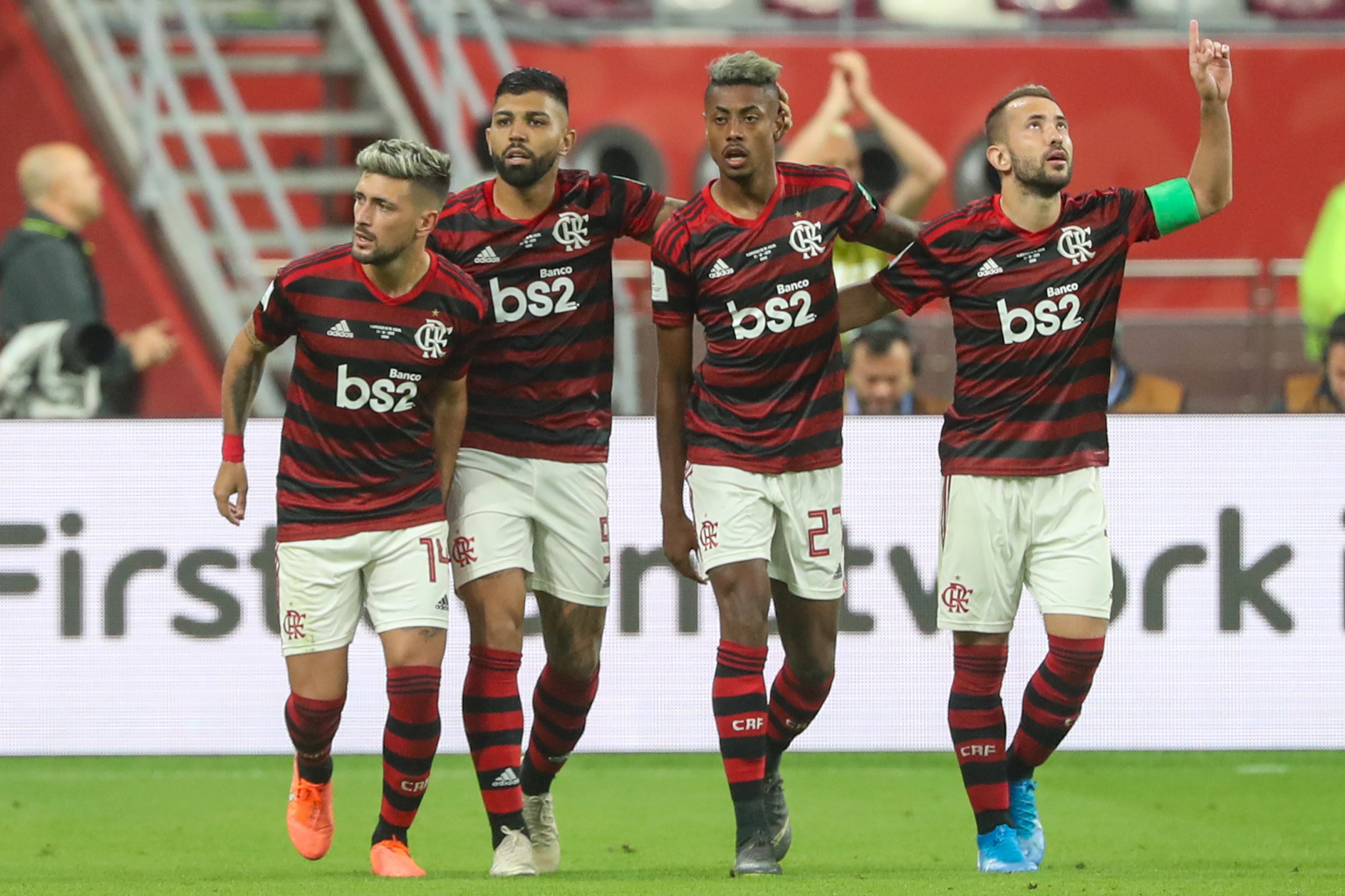 Pemain tengah Flamengo, Giorgian De Arrascaeta (kiri) merayakan golnya selama pertandingan sepak bola semifinal FIFA Club World Cup 