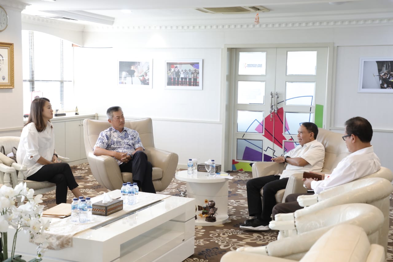 Menpora Zainudin Amali didampingi Deputi Pembudayaan Olahraga Raden Isnanta, menerima Panitia Indonesia Master Golf.