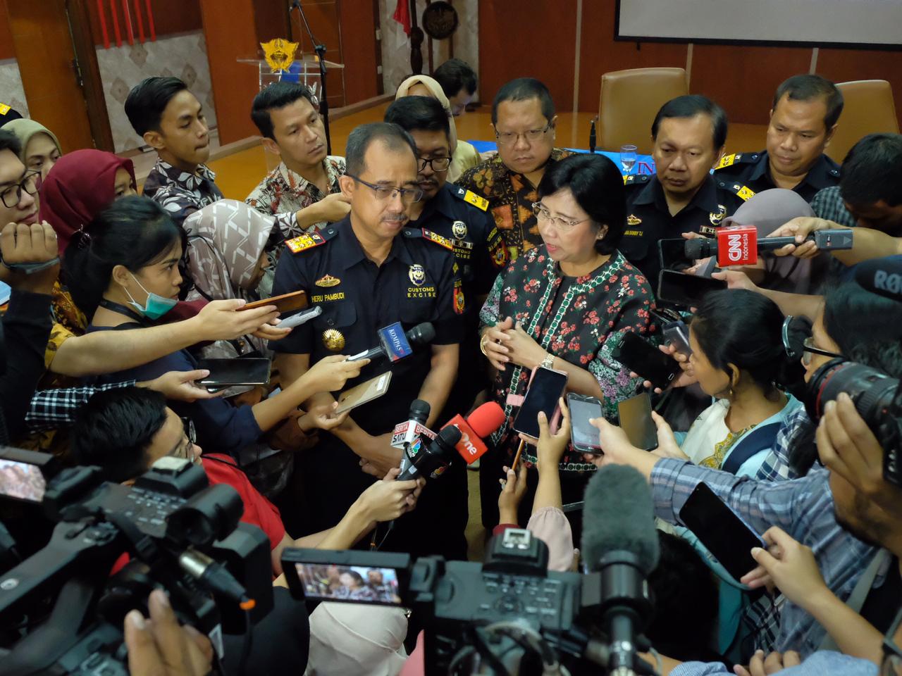  Dirjen Bea dan Cukai, Heru Pambudi dan Deputi Gubernur Senior Bank Indonesia, Destry Damayanti, diwawancara wartawan.