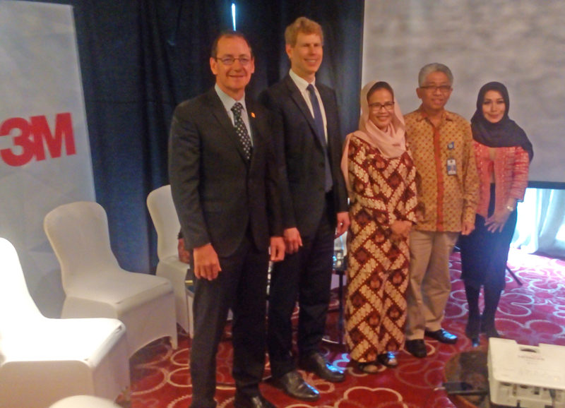 Pembesar 3M, pakar dari Universitas Gajah Mada, dan petinggi Kemenhub bertemu dalam seminar membahas keselamatan di jalan.