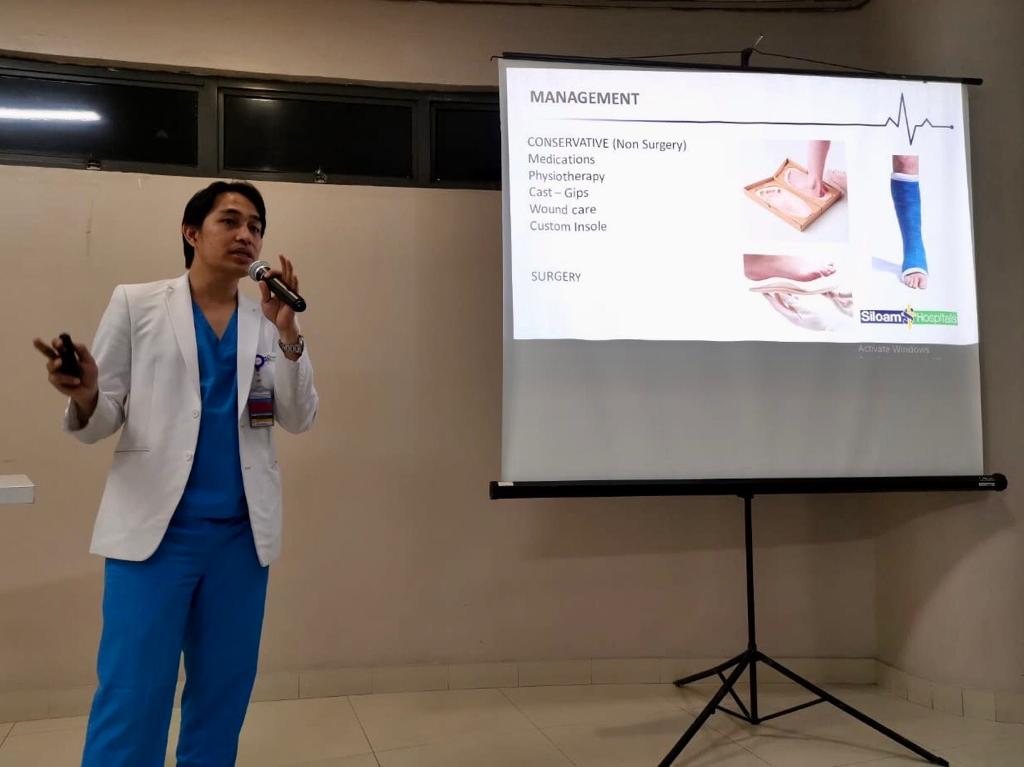  Dokter spesialis bedah ortopedi dr Langga Sintong SpOT.