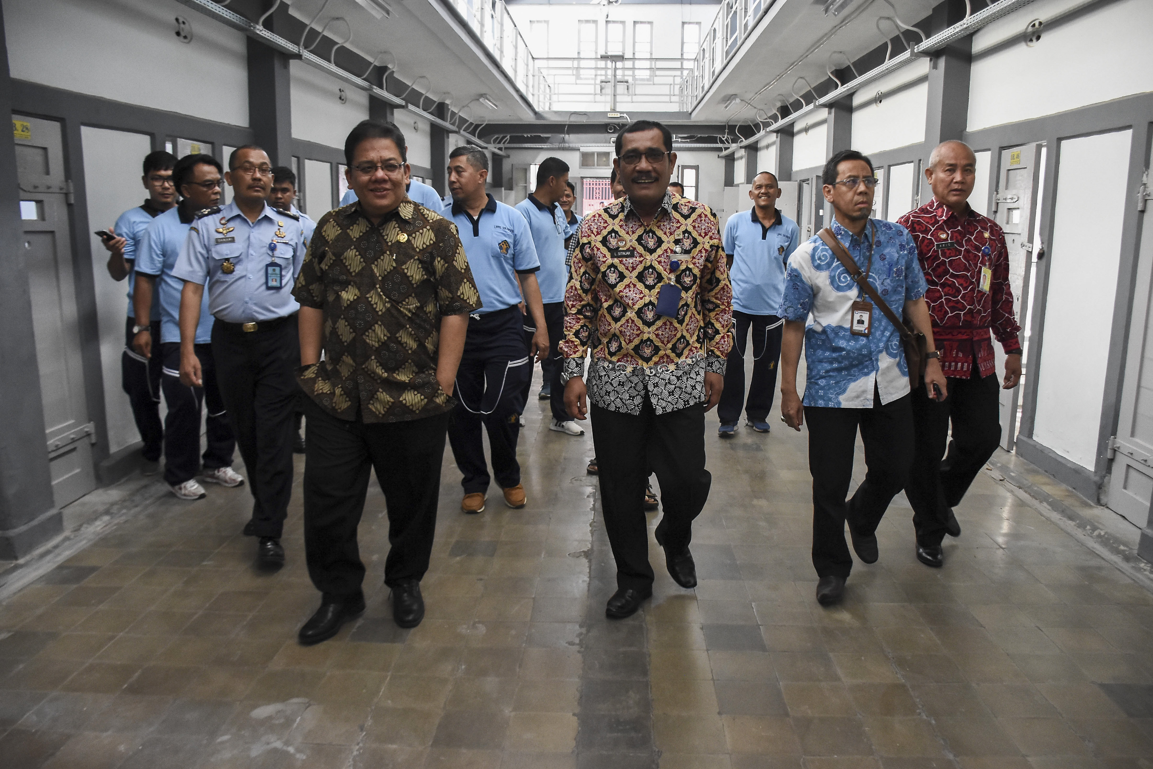 Komisioner Ombudsman Adrianus Eliasta Meliala (kiri depan) bersama Kepala Kanwil Kemenkum HAM Jawa Barat Liberti Sitinjak di LP Sukamiskin