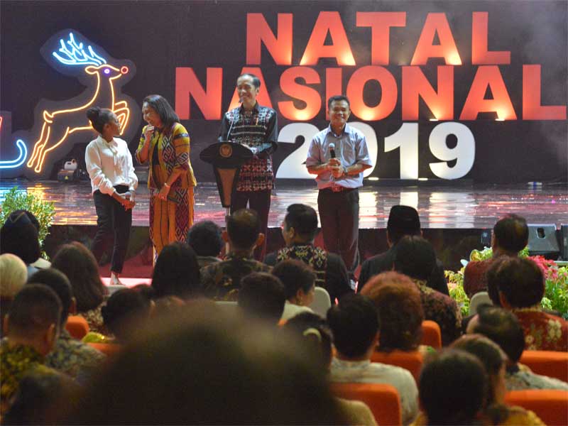 Presiden Joko Widodo memberikan pertanyaan kepada jemaat di sela-sela sambutan pada Perayaan Natal Nasional di Sentul, Bogor, Jawa Barat.