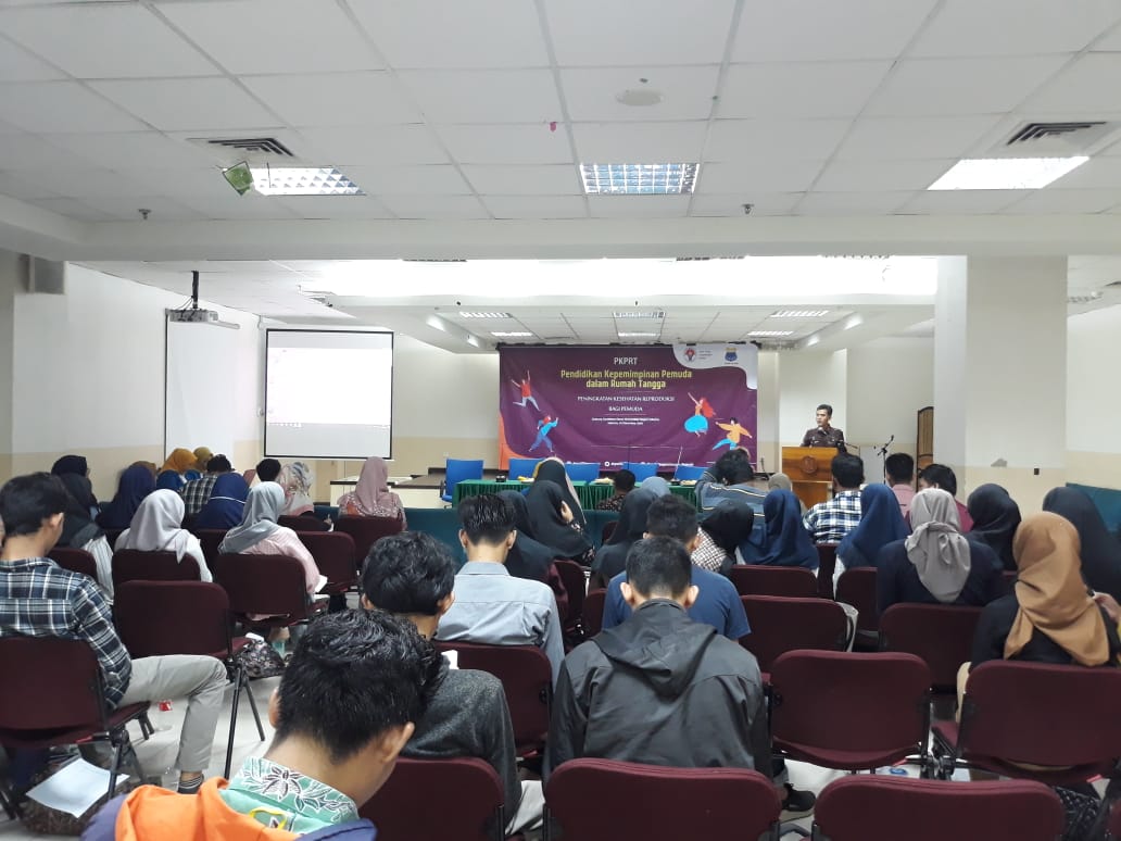 Deputi II Kemenpora Asrorun Ni'am Sholeh saat memberikan materi di UNJ, Jakarta.