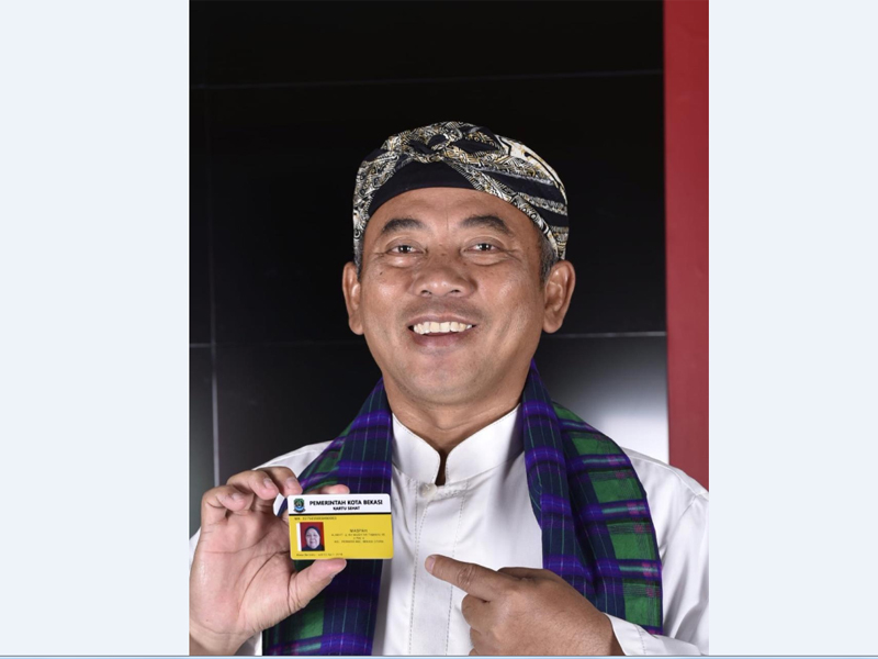 Wali Kota Bekasi Rahmat Effendi memegang KS-NIK