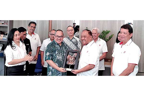 Direktur Utama Metro TV Suryopratomo menyerahkan cenderamata kepada Ketua Umum KONI Marciano Norman di Kantor Metro TV, Jakarta