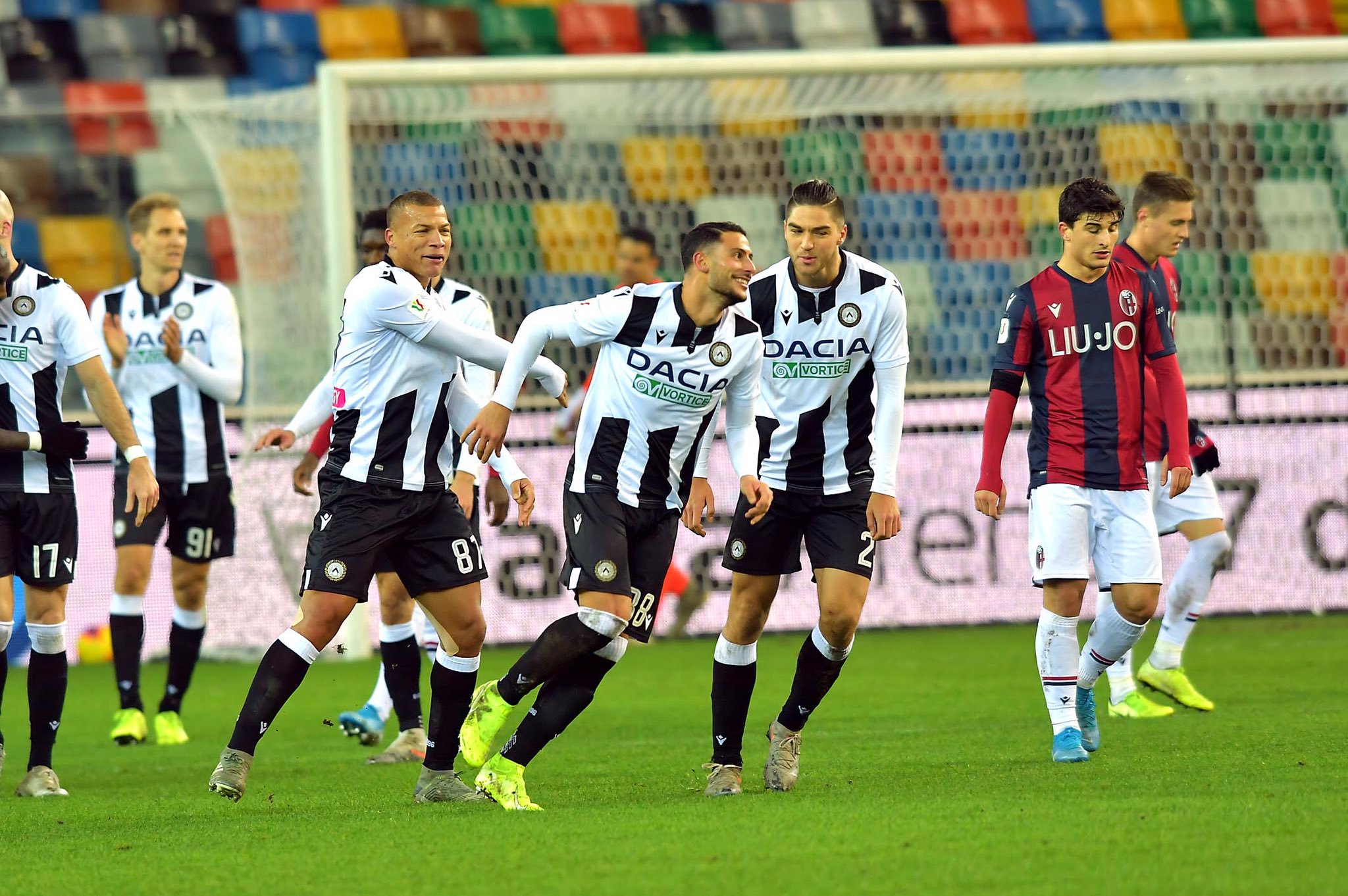 Para pemain Udinese melakukan selerasi usai mencetak gol ke gawang Bologna