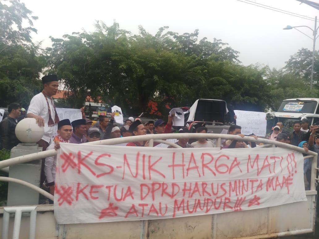 Massa yang tergabung dalam aliansi Harimau Patriot menggelar aksi unjuk rasa di depan Kantor DPRD Kota Bekasi