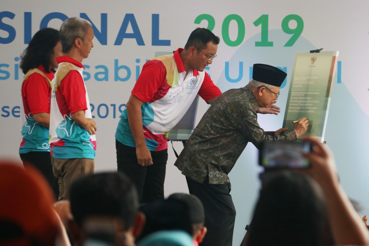Mensos Juliari P Batubara (kedua dari kanan) dan Wapres Ma'ruf Amin (kanan).
