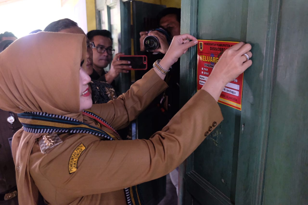 Bupati Klaten Sri Mulyani menempelkan stiker keluarga miskin di rumah keluarga penerima manfaat bansos, Senin (9/12/2019)