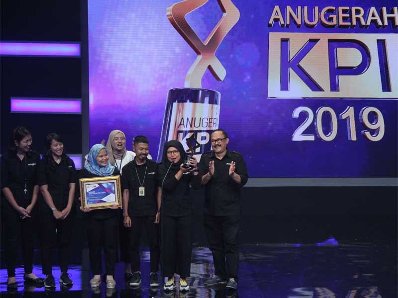 Sejumlah team program acara Kick Andy menerima penghargaan Anugrah KPI 2019 yang dilangsungkan di gedung Grand Studio Metro TV, Kedoya.