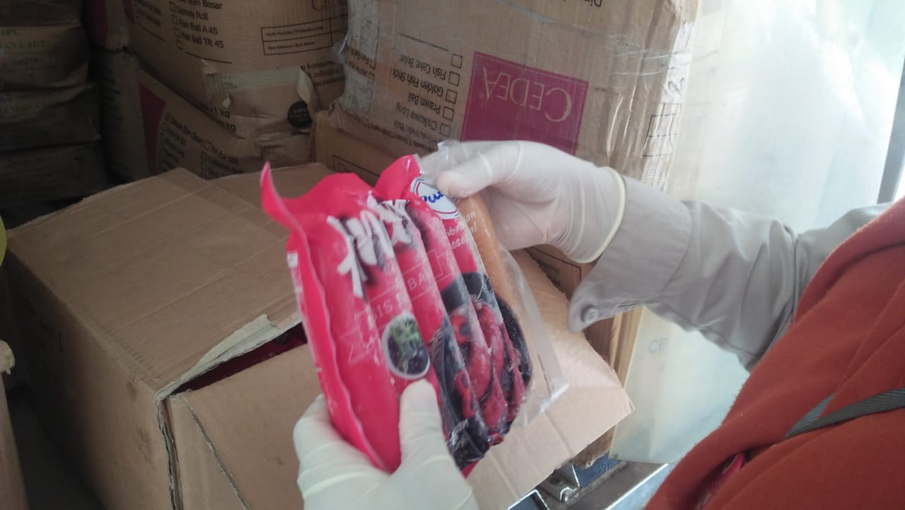 Balai Karantina Pertanian Kelas II  Pangkalpinang Wilayah Kerja Muntok menolak masuknya sosis sapi sebanyak k 437,5 kilogram