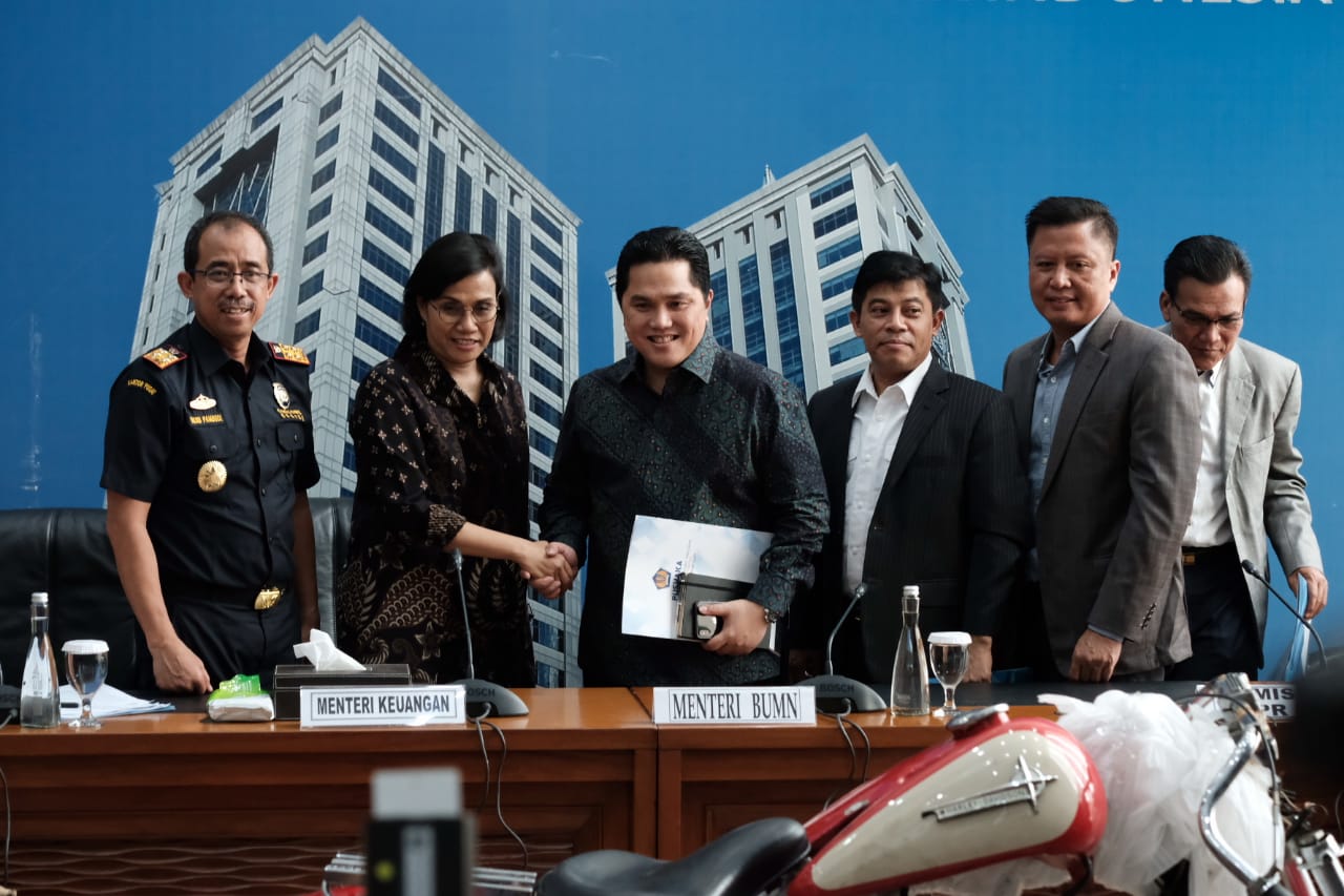 Menteri Keuangan Sri Mulyani bertemu Menteri BUMN Erick Thohir yang membahas mengenai motor besar dalam pesawat Garuda Indonesia.     