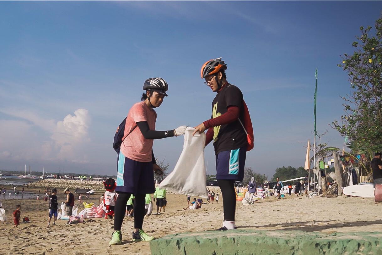 Peserta Rodalink Bike for Life membersihkan sampah di pantai