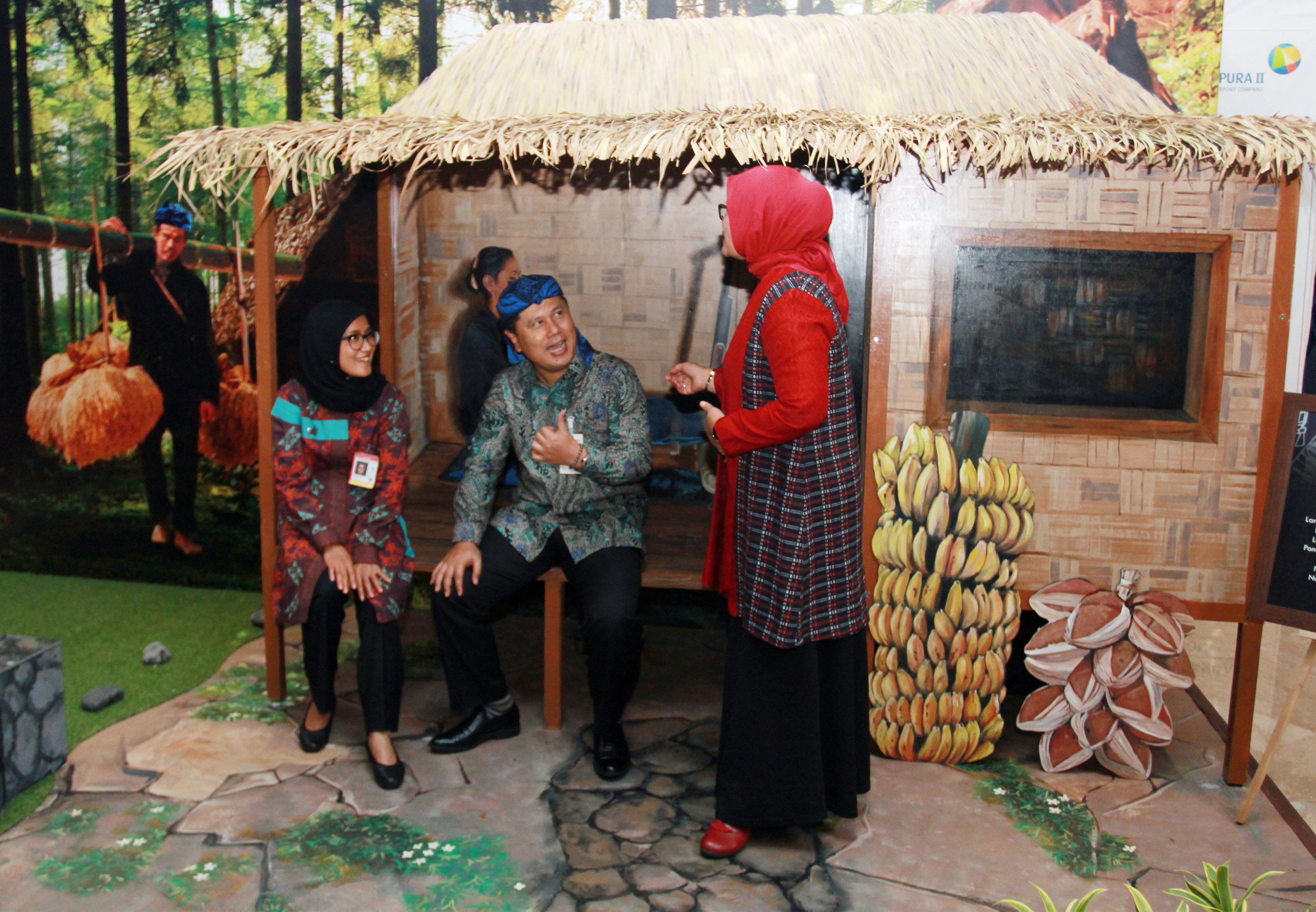 Bupati Lebak Iti Oktavia Jayabaya (kiri), Kadis Pariwisata Prov. Banten Eneng Nurcahyati (kanan) dan EGM Bandara Inter. Soetta Agus Haryadi.