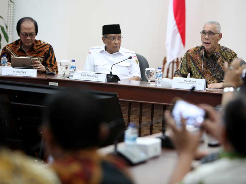 Wakil Ketua Dewan Pengarah BPIP Try Sutrisno (kanan) didampinigi anggota BPIP Said Aqil Siradj (tengah) dan Sudamek.