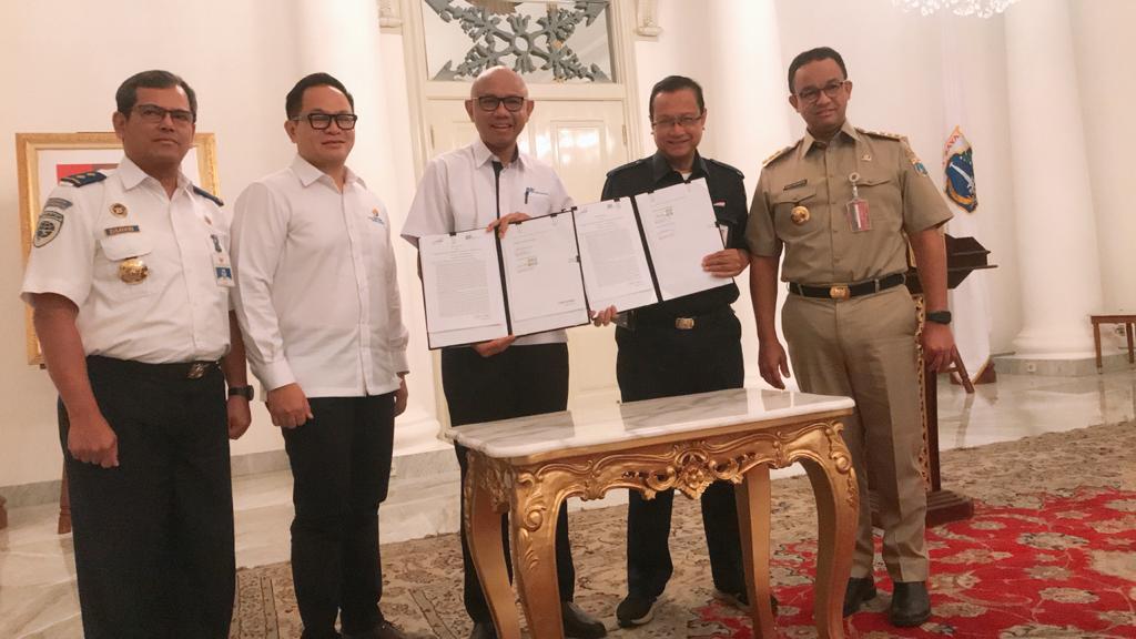 Dirut PT MRT Jakarta William Sabandar (tengah) dan Dirut KAI Edi Sukmoro (kedua dari kanan) menandatangani perjanjian kerja sama