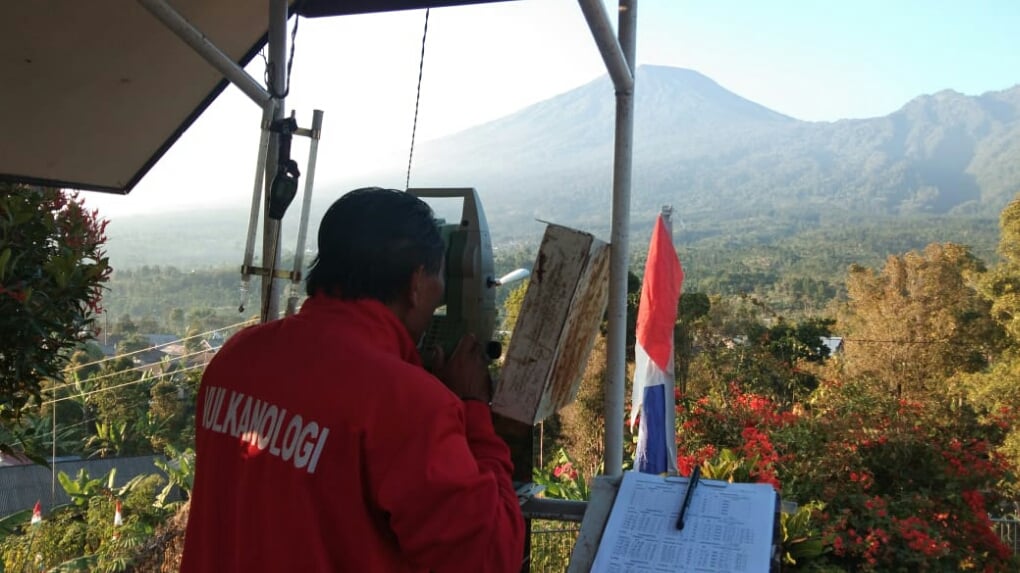 Petugas memantau aktivitas Gunung Slamet. Untuk malam Tahun Baru, seluruh jalur pendakian menuju Gunung Slamet ditutup