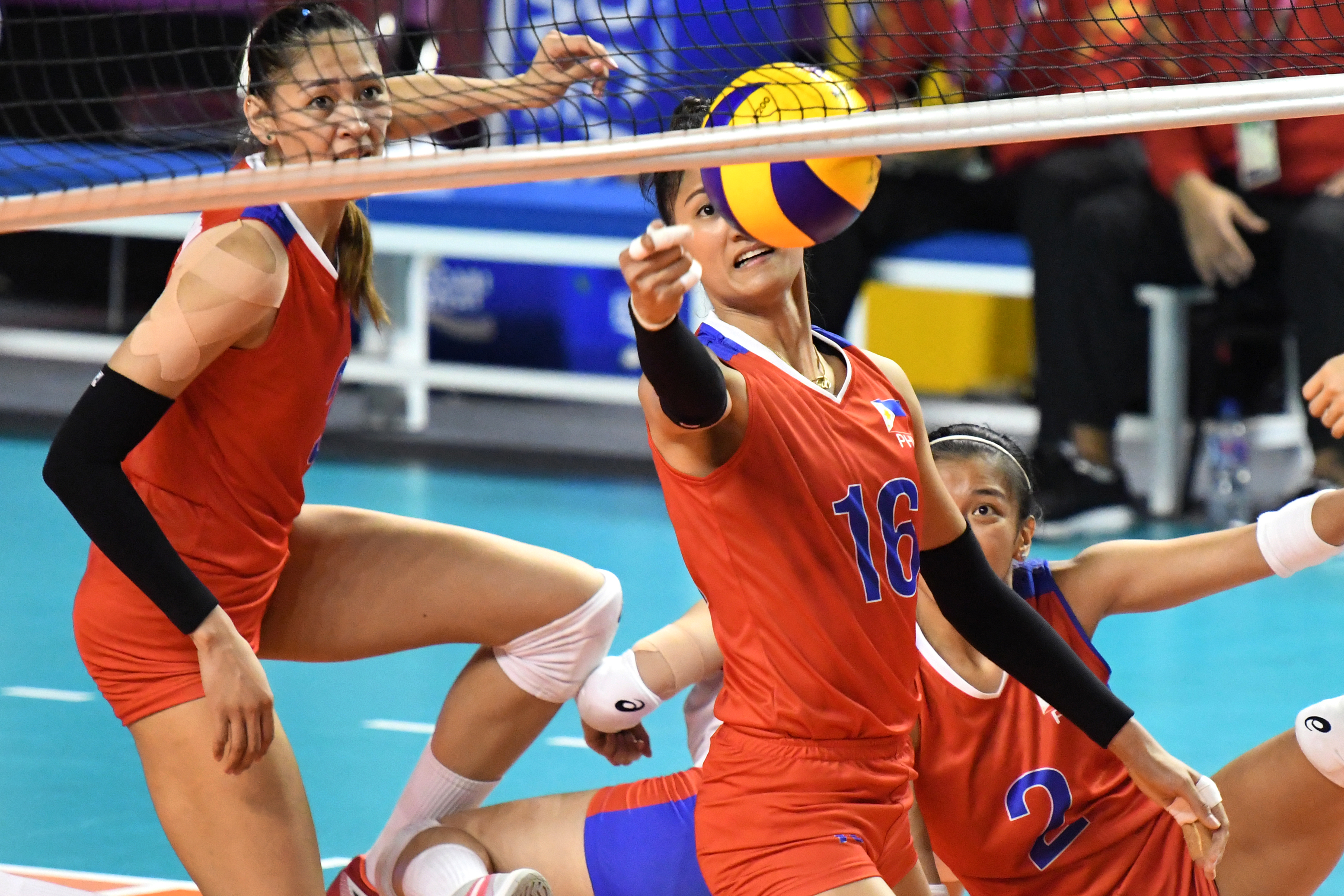 Pevoli putri Filipina berusaha mengembalikan bola kearah lawan.