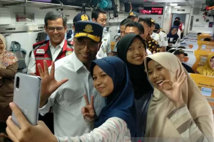 Menhub Budi Karya Sumadi saat meninjau Stasiun Senen. 