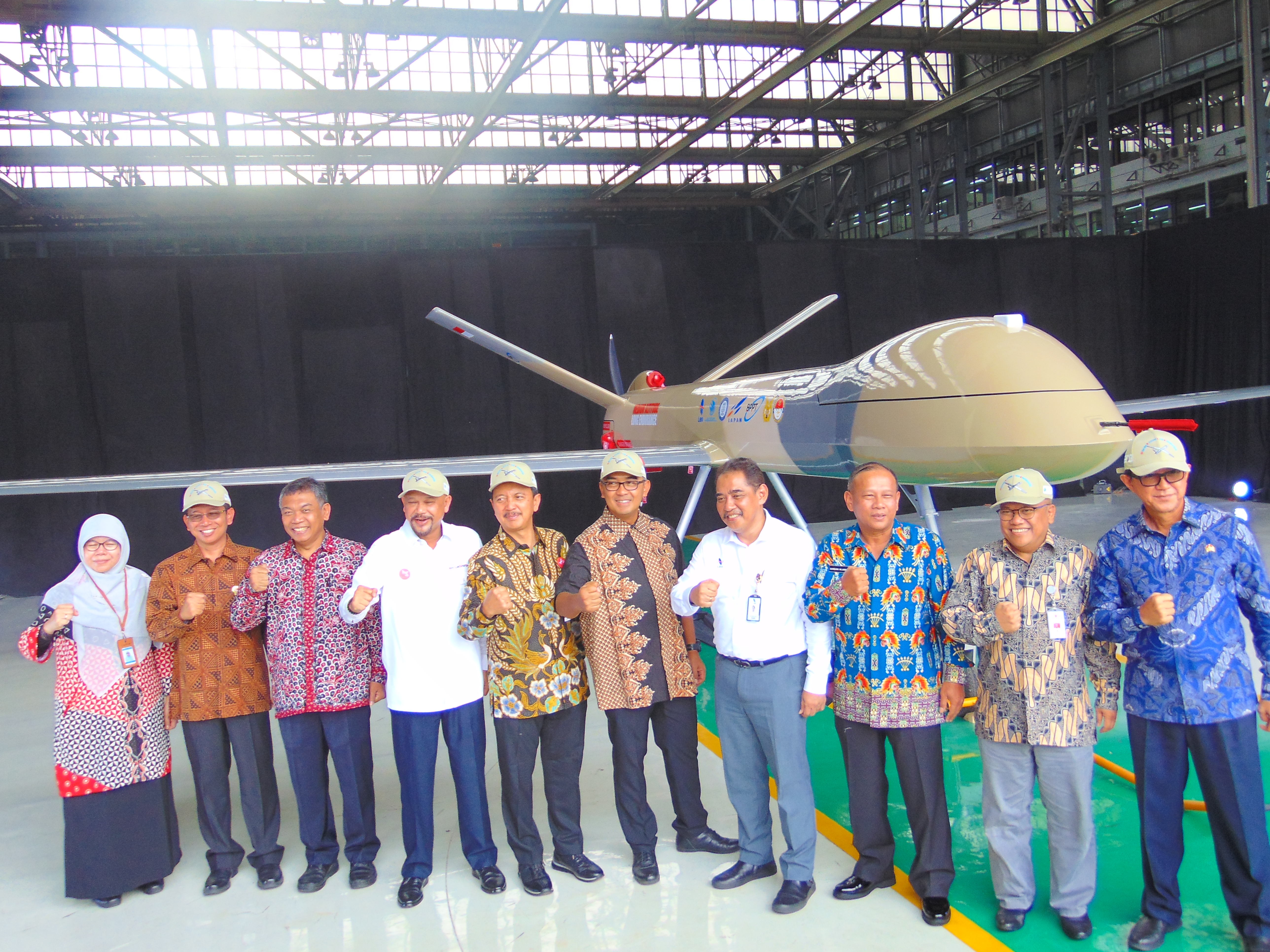 Direksi BUMN dan perwakilan kementerian saat memperkenalkan desain Puna Male Black Eagle di hanggar PT DI Bandung, Senin (30/12/2019). 