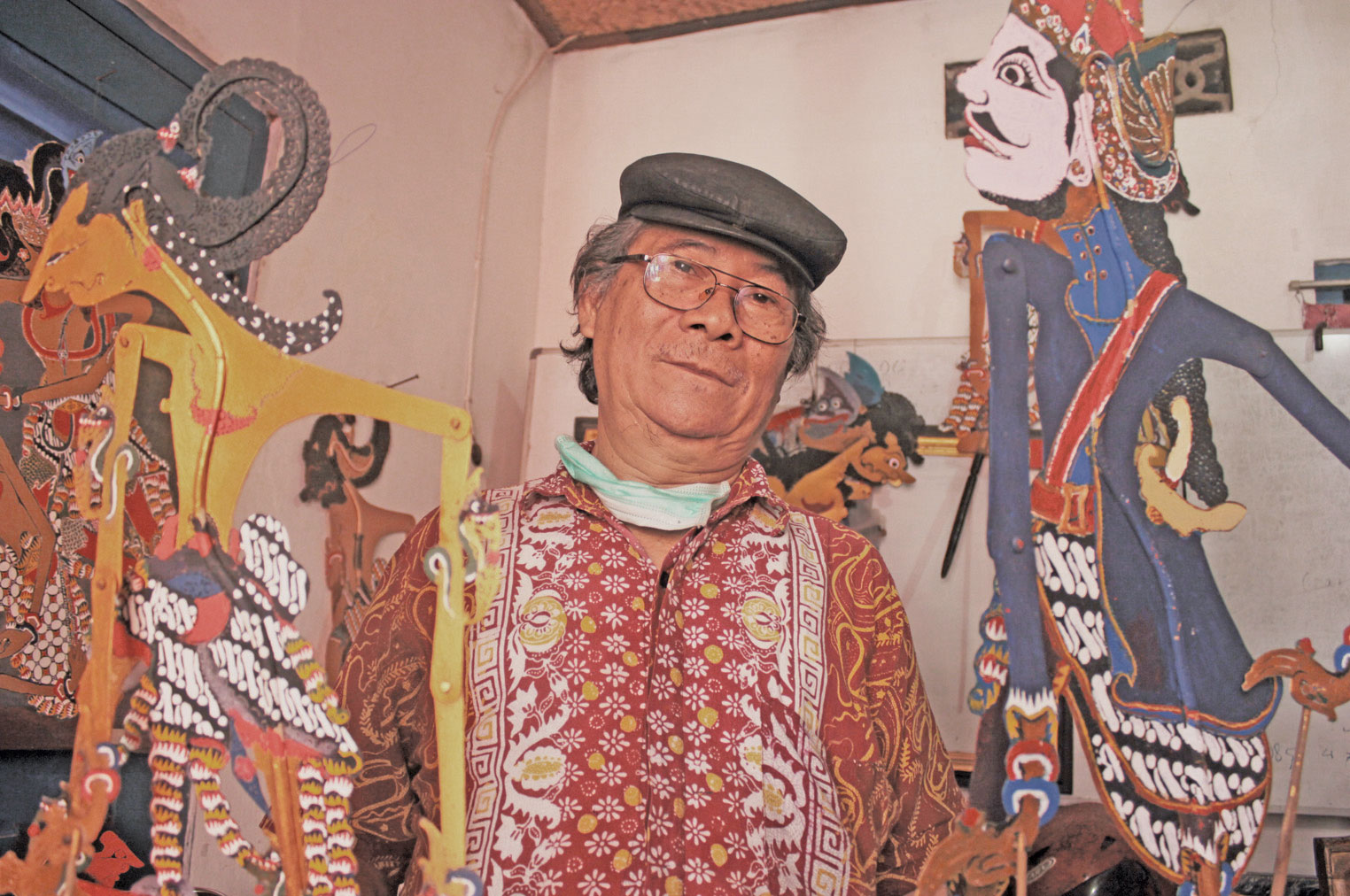 Mbah Samidjan, pelestari tradisi yang mengolah limbah plastik menjadi Wayang Purwo saat difoto di kediamannya di Karangwaru Lor 