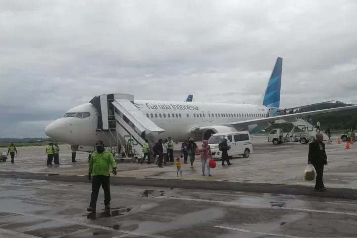 Pesawat Garuda Indonesia GA 651 yang pecah ban saat mendarat di bandara internasional Frans Kaisiepo Biak, Sabtu (28/12).