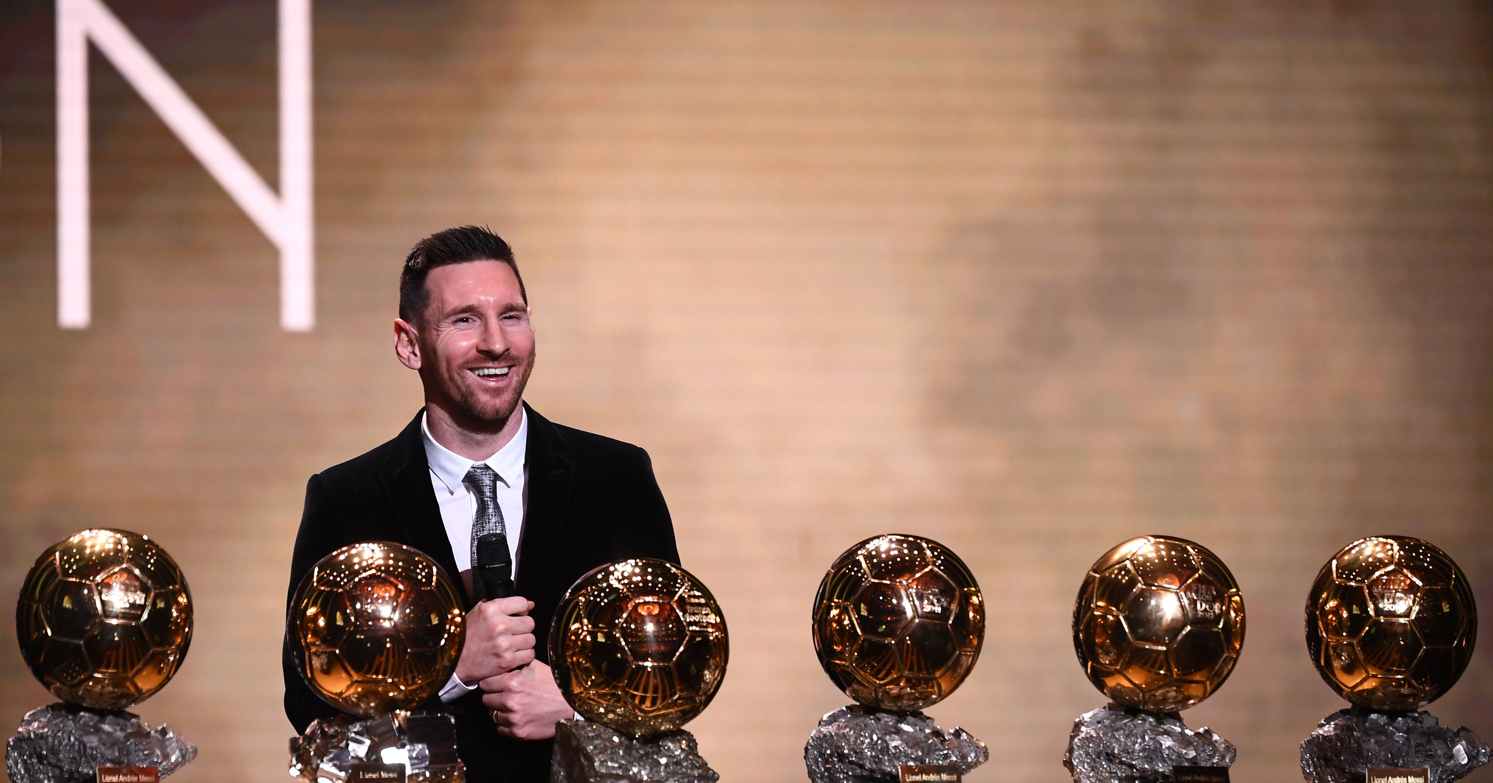 Lionel Messi saat menerima Ballon d
