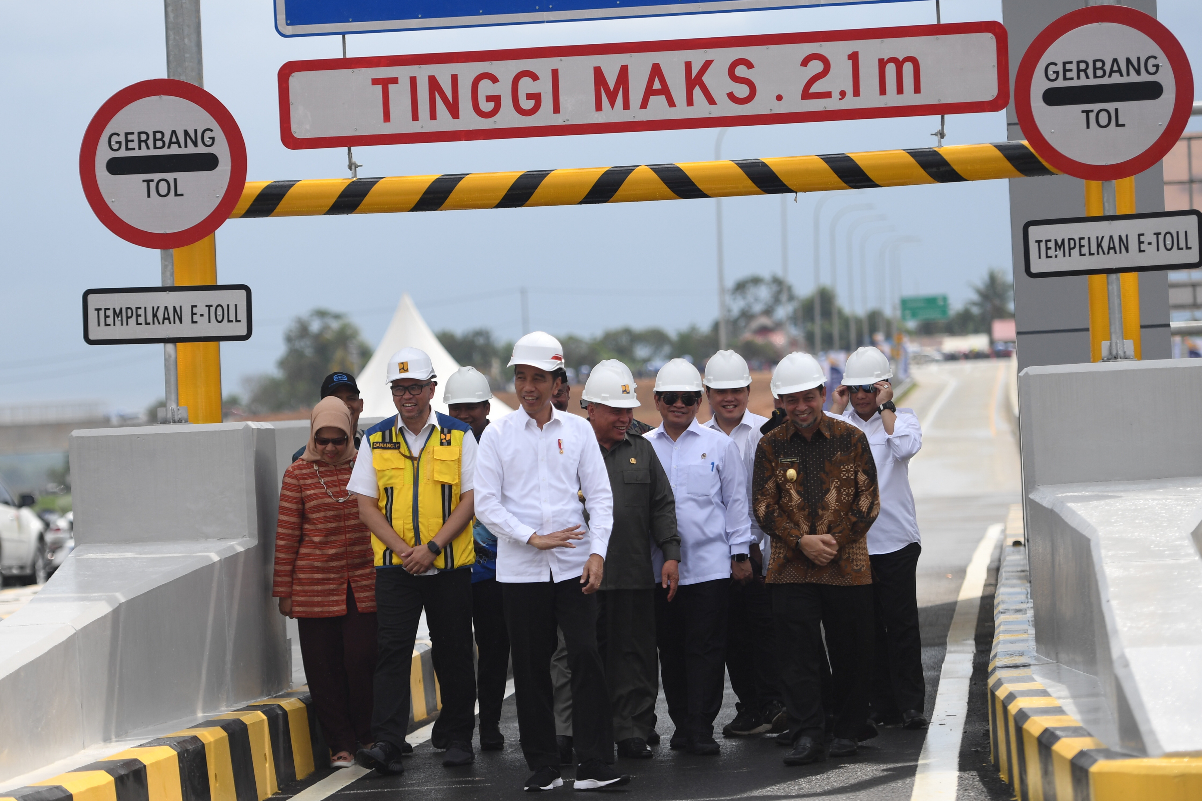 Presiden Joko Widodo meresmikan Jalan Tol Balikpapan-Samarinda seksi 2,3 dan 4 di Kutai Kartanegara, Kalimantan Timur, Selasa (17/12)