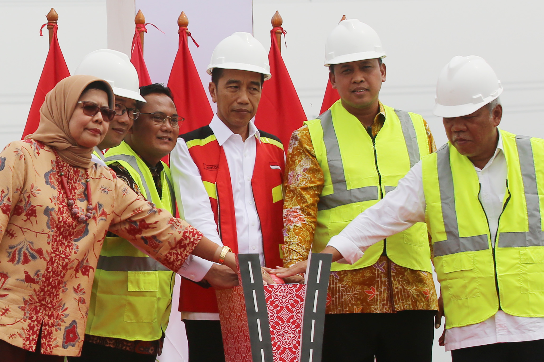 Presiden Joko Widodo meresmikan Jalan Tol Layang Jakarta-Cikampek di KM 38. MI/RAMDANI