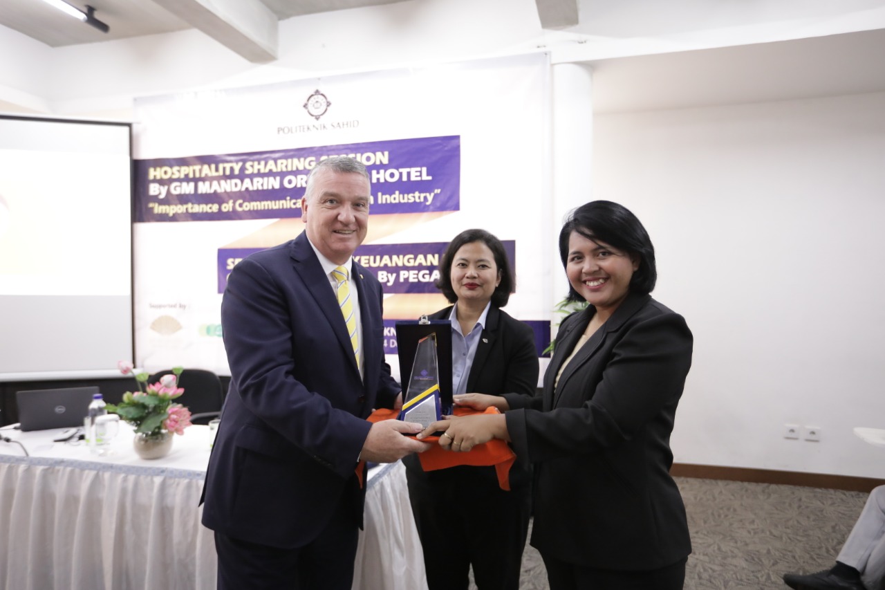 Dalam Hospitality Sharing Session dengan tema “Importance of Communication Skills in Hospitality Industry”, Andrew Abram menjadi narasumber.