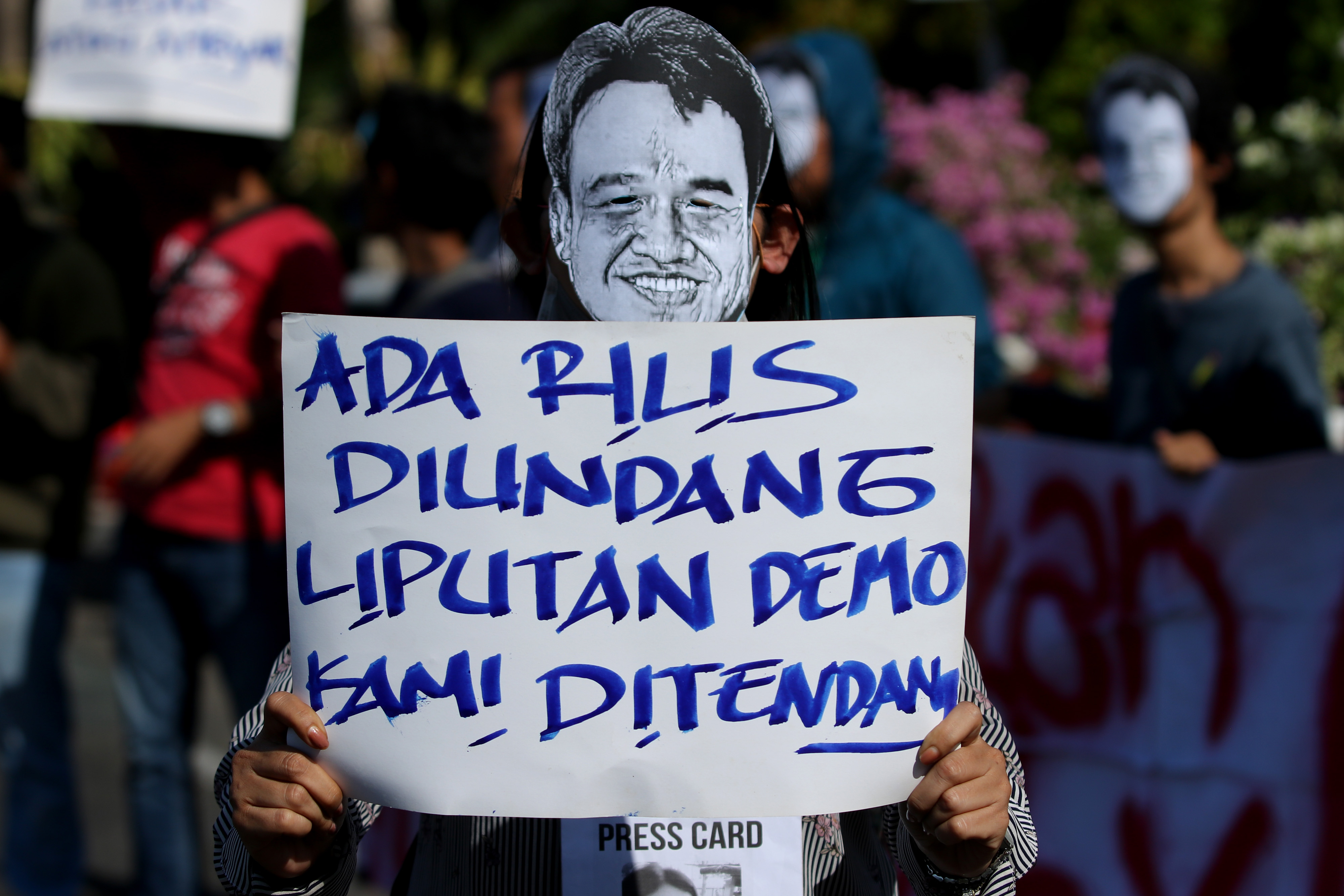 Sejumlah jurnalis yang tergabung dalam Aliansi Jurnalis Independen (AJI) berunjuk rasa di Jalan Gubernur Suryo, Surabaya, Jawa Timur