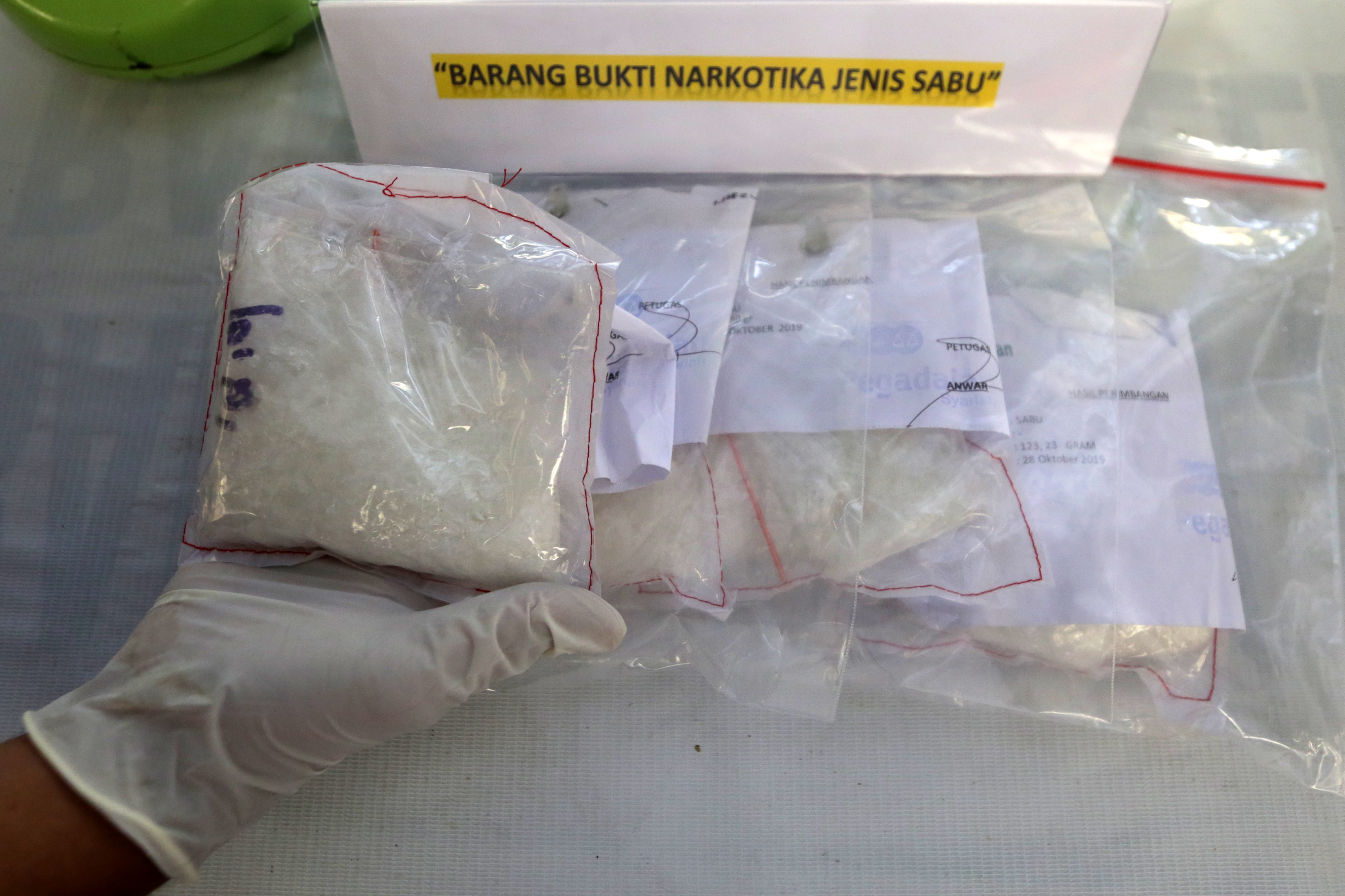 lustrasi --  Barang bukti narkotika jenis sabu-sabu